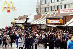 Des centaines de clients soviétiques font la queue devant le premier restaurant McDonald's de Moscou, en Russie, le 31 janvier 1990.