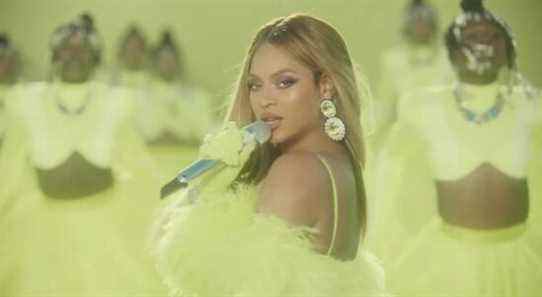 Beyoncé éblouit dans la tendance des robes transparentes après que Megan Fox l'ait précédemment ramenée