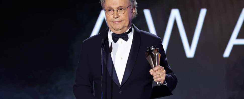 Billy Crystal reçoit le prix pour l'ensemble de sa carrière aux Critics Choice Awards : "Il y a tellement plus à venir"