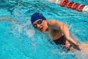 Lia Thomas, une femme transgenre, nage pour l'Université de Pennsylvanie lors d'une compétition de natation de la Ivy League à Cambridge, Mass., le 22 janvier 2022. (GETTY IMAGES)