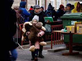 Un enfant tient un jouet en peluche alors qu'un train ukrainien transportant des centaines de personnes fuyant l'invasion russe de l'Ukraine arrive à la gare de Przemysl, en Pologne, le 3 mars 2022.
