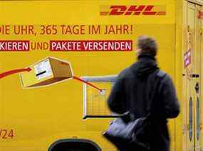 Un homme passe devant un camion DHL à Berlin, en Allemagne.