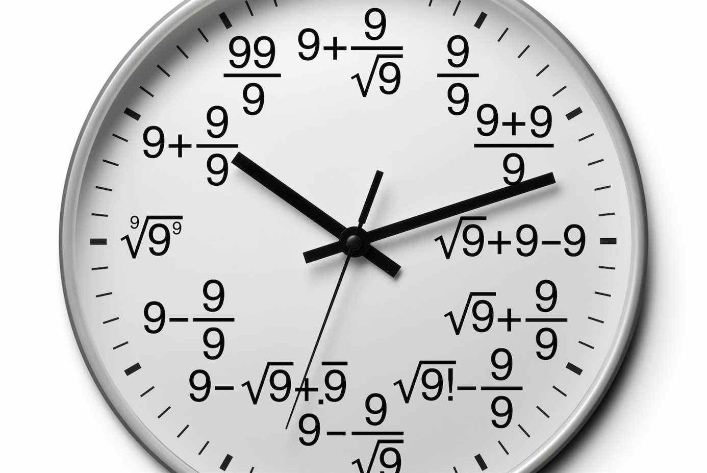 Un chapeau d'horloge affiche des équations au lieu de chiffres sur fond blanc.
