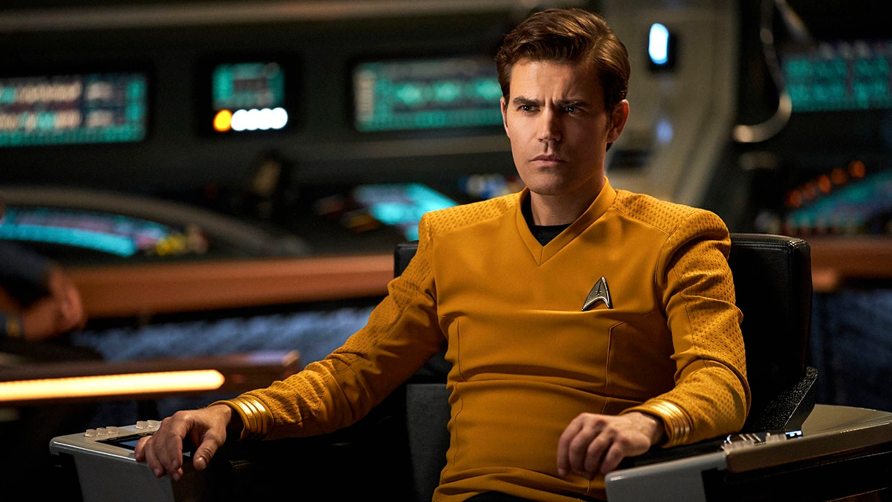 Star Trek: Strange New Worlds a choisi un nouvel acteur pour le capitaine Kirk, Paul Wesley, et a révélé la première image de lui en costume.