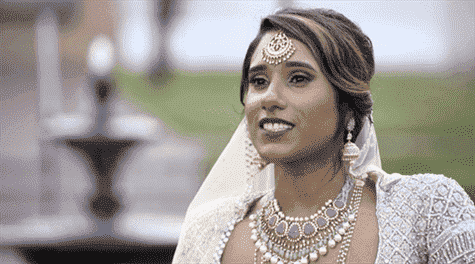deepti portant une tenue de mariage indien pour l'amour est aveugle