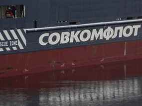 Le logo de la compagnie maritime russe Sovcomflot sur un navire amarré dans le centre de Saint-Pétersbourg, en Russie.