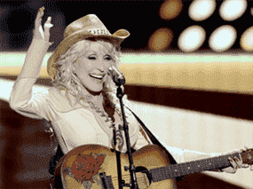 Dolly Parton se produit lors des Academy of Country Music Awards à Las Vegas le 07 mars 2022.