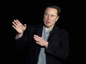 Elon Musk fait des gestes pendant qu'il parle lors d'une conférence de presse à l'installation Starbase de SpaceX près de Boca Chica Village dans le sud du Texas le 10 février 2022.