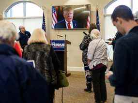 L'ancien président américain Donald Trump apparaît dans une vidéo approuvant l'ancien sénateur républicain américain David Perdue, qui dirige le titulaire Brian Kemp pour le gouverneur de Géorgie, lors d'un événement de campagne à Covington, en Géorgie, le 2 février 2022.