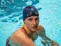 Lia Thomas, une femme transgenre, termine le 200 mètres nage libre pour l'Université de Pennsylvanie lors d'une rencontre de natation de la Ivy League contre l'Université Harvard à Cambridge, Massachusetts, le 22 janvier 2022.  