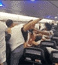 Une bagarre sauvage sur un vol Spirit Airways du New Jersey à Porto Rico a été capturée par un passager lorsque l'avion a atterri à San Juan, où une femme qui aurait refusé de porter un masque a été tasée par la police.