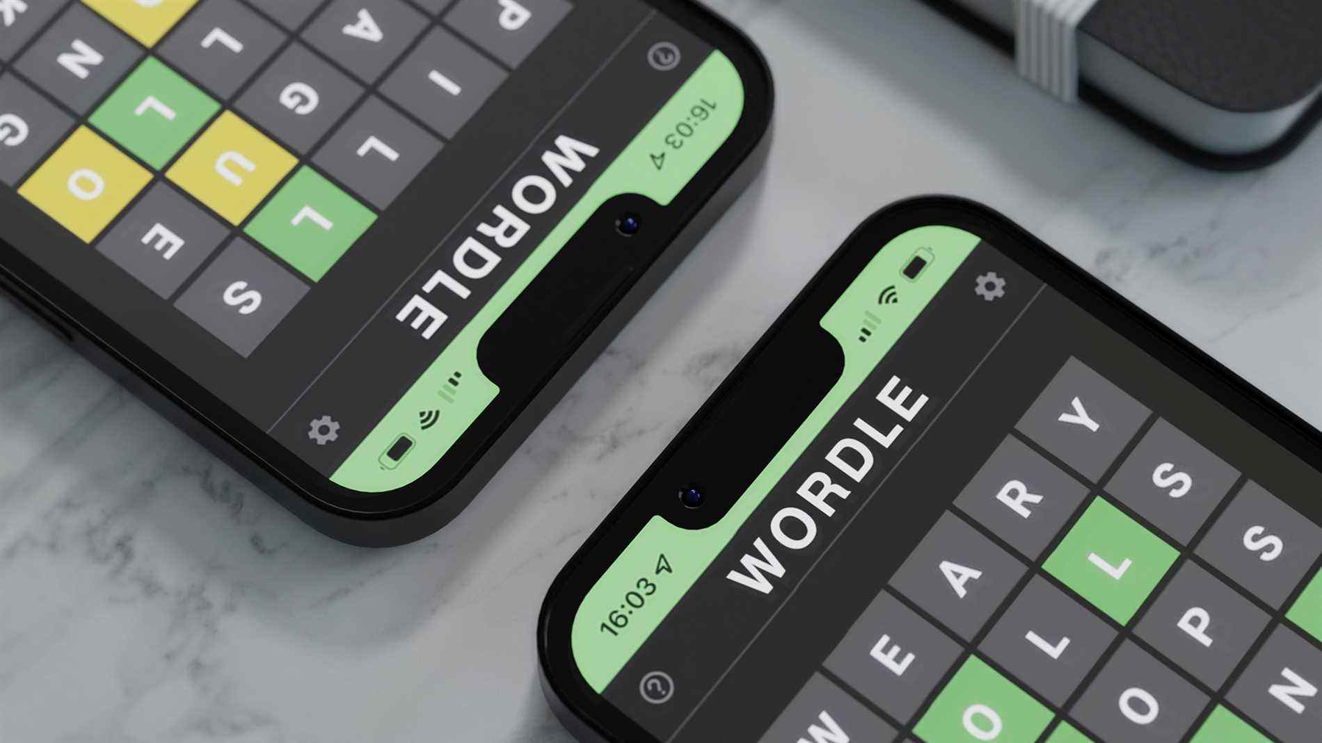 Le jeu Wordle affiché sur deux smartphones