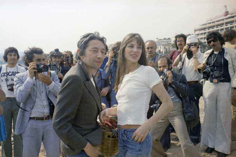 L'actrice de cinéma d'origine britannique Jane Birkin, au centre droit, et son compagnon constant, l'acteur français Serge Gainsbourg, au centre gauche, posent alors qu'ils assistaient au Festival international du film, le 16 mai 1974, Cannes, France.  Le reste du groupe n'est pas identifié.  (AP Photo/Jean Jacques Lévy)