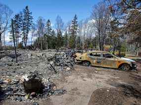 Une propriété détruite par le feu enregistrée au nom de Gabriel Wortman sur Portapique Beach Road en Nouvelle-Écosse est vue le vendredi 8 mai 2020.