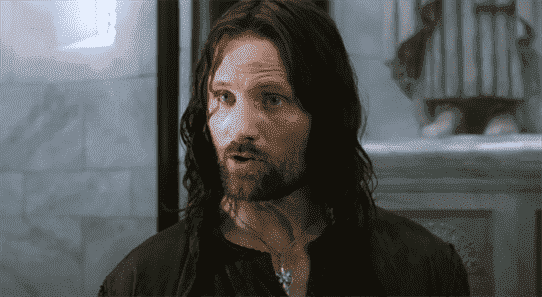 Je suis vraiment désolé et triste d'annoncer qu'Aragorn de LOTR n'a pas canoniquement de barbe