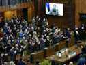 Le président ukrainien Volodymyr Zelensky reçoit une ovation debout alors qu'il se présente par vidéoconférence pour s'adresser au Parlement, à la Chambre des communes sur la Colline du Parlement à Ottawa, le mardi 15 mars 2022. LA PRESSE CANADIENNE/Justin Tang 