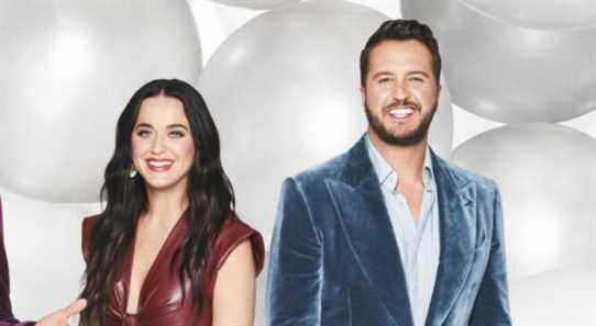 Katy Perry et Luke Bryan d'American Idol s'amusent à échanger après le dysfonctionnement de la garde-robe de la pop star