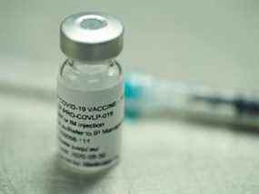 Un flacon d'un vaccin candidat contre la COVID-19 d'origine végétale, développé par Medicago, est présenté à Québec le 13 juillet 2020 dans le cadre des essais cliniques de phase 1 de l'entreprise.