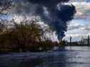 De la fumée s'élève au-dessus de la ville de Vasylkiv, juste à l'extérieur de Kiev, le 27 février 2022, après que des frappes russes ont frappé un dépôt pétrolier pendant la nuit. 