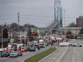 Les manifestants se sont installés à un blocus au pied du pont Ambassador, bloquant le flux de trafic commercial sur le pont vers le Canada depuis Detroit, à Windsor, le jeudi 10 février 2022.