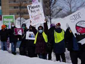 Des infirmières et leurs partisans protestent contre le projet de loi 124 de l'Ontario sur le trottoir devant le bureau de circonscription du député PC d'Ottawa-Ouest-Nepean Jeremy Roberts à Ottawa, le vendredi 4 mars 2022. Le projet de loi limite les augmentations de salaire aux travailleurs du secteur public, y compris les infirmières , qui, selon l'Association des infirmières et infirmiers de l'Ontario, a aggravé la pénurie d'infirmières dans la province.