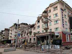 Une vue extérieure montre l'hôtel Ukraine détruit lors d'une frappe aérienne dans le centre de Tchernihiv, en Ukraine, le 12 mars 2022.
