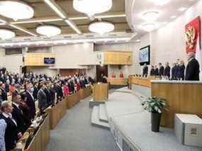 Des législateurs russes assistent à une session de la Douma d'État, la chambre basse du parlement, à Moscou, en Russie, le 4 mars 2022.