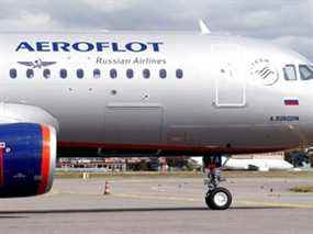 Le logo de la compagnie aérienne russe Aeroflot est visible sur un Airbus A320-200 à Colomiers près de Toulouse, France, le 26 septembre 2017. Techniquement, les bailleurs ont jusqu'au 28 mars pour récupérer les avions sous sanctions de l'Union européenne.  Mais la société d'État Aeroflot PJSC et d'autres compagnies aériennes russes ont déjà rassemblé la grande majorité d'entre elles à l'intérieur du pays, hors de portée de leurs propriétaires.