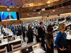 Les diplomates partent alors que le ministre russe des Affaires étrangères Sergueï Lavrov est à l'écran avec une allocution vidéo préenregistrée, lors de la 49e session du Conseil des droits de l'homme des Nations Unies à son siège européen à Genève aujourd'hui.