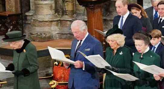 La reine Elizabeth II et les membres de la famille royale se réunissent pour honorer le prince Philip au mémorial