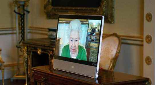 La reine Elizabeth II organise des audiences virtuelles plus d'une semaine après avoir été testée positive au COVID-19