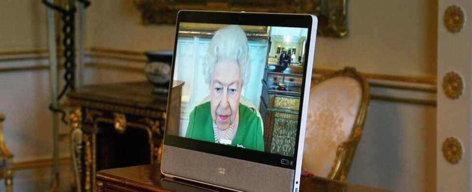 La reine Elizabeth II organise des audiences virtuelles plus d'une semaine après avoir été testée positive au COVID-19