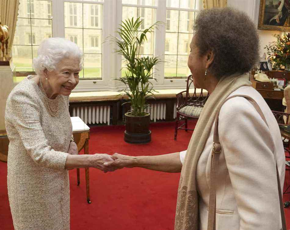 La reine serre la main de la poétesse Grace Nichols
