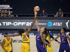 Brittney Griner contrôle le dénonciation d'ouverture lors d'un match de basket de la WNBA, le 25 juillet 2020. (AP Photo/Phelan M. Ebenhack)