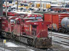 Les trains du CP Rail sont vus dimanche dans les triages Alyth de la compagnie à Calgary, lorsque les opérations ont été interrompues en raison du conflit de travail.