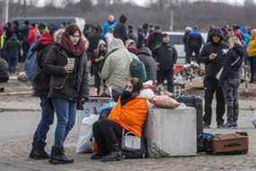 Citoyens ukrainiens arrivant au poste-frontière piéton de Medyka fuyant le conflit dans leur pays, dans l'est de la Pologne, le 27 février 2022. (Photo de WOJTEK RADWANSKI/AFP via Getty Images)