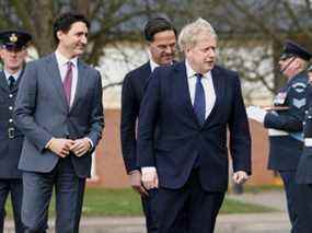 Le Premier ministre canadien Justin Trudeau, le Premier ministre néerlandais Mark Rutte et le Premier ministre britannique Boris Johnson passent en revue les troupes à RAF Northolt, le 7 mars 2022 à Londres, en Angleterre.