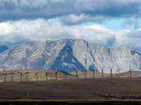 Les éoliennes produisent de l'électricité dans les contreforts ondulants et venteux des montagnes Rocheuses, près de la ville de Pincher Creek, en Alberta.