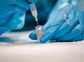 Une infirmière prépare le vaccin Pfizer-BioNTech Covid-19 à Montréal, Québec le 24 novembre 2021.