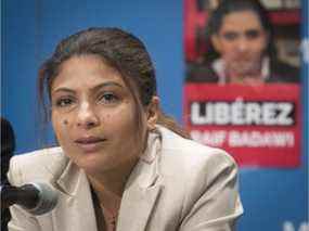 Ensaf Haidar, épouse de Raif Badawi, lors d'une conférence de presse en 2018 annonçant le soutien du conseil municipal de Montréal pour que le prisonnier saoudien Badawi devienne citoyen d'honneur de Montréal.