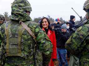 La ministre canadienne de la Défense, Anita Anand, s'entretient avec des soldats lors d'une visite de la base militaire d'Adazi, près de Riga, en Lettonie, le 8 mars 2022. (Photo de Toms Norde / AFP)
