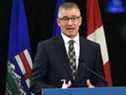 Le ministre des Finances de l'Alberta, Travis Toews, lors d'une conférence de presse à Edmonton.