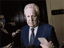 L'ancien premier ministre du Québec, Jean Charest, s'adresse aux journalistes alors qu'il arrive pour rencontrer des partisans potentiels du caucus alors qu'il envisage de se présenter à la direction du Parti conservateur du Canada, à Ottawa, le 2 mars 2022.