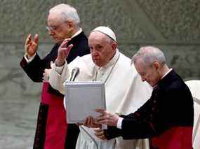 Le pape François fait des gestes lors de l'audience générale hebdomadaire à la salle Paul VI du Vatican, le 23 mars 2022.