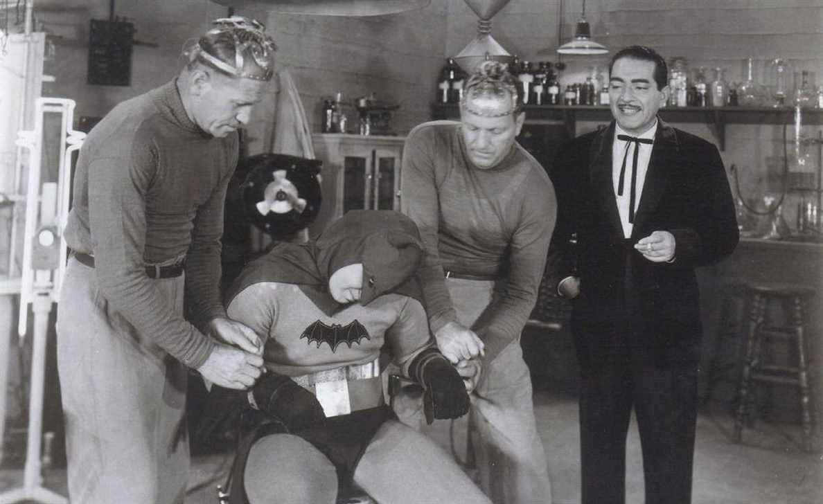 Les sbires contrôlés par l'esprit de Daka attachent Batman à une chaise dans la série Batman de 1943