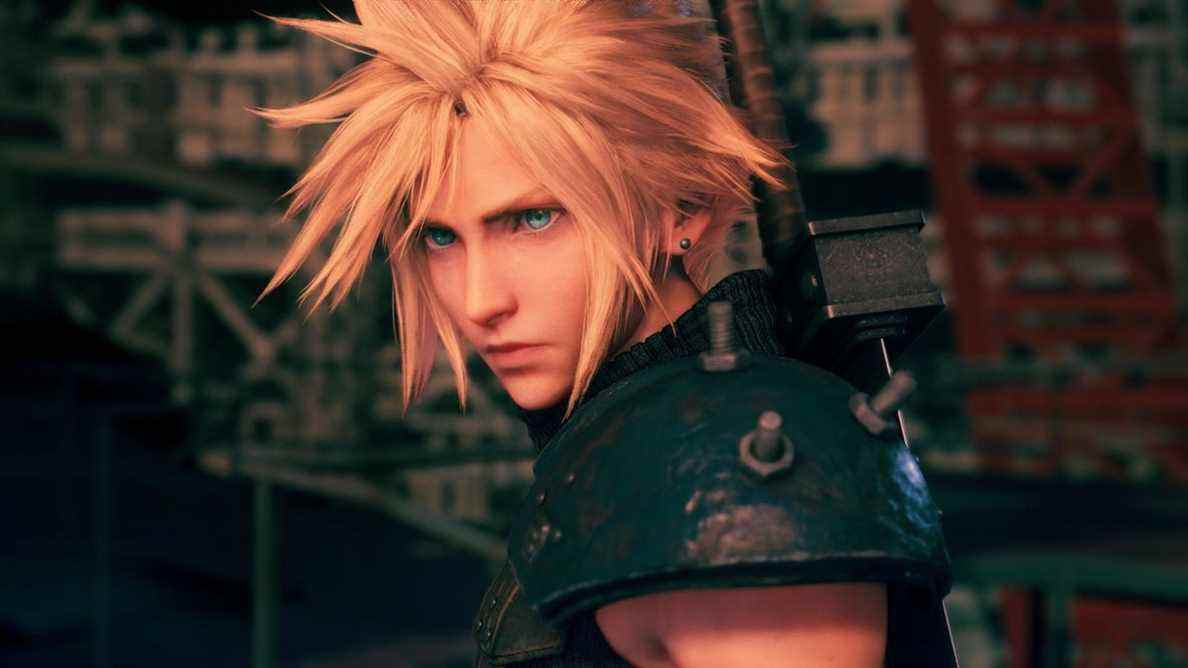 Aerith, rétro-éclairé par les rues de Wall Market, affiche un doux sourire dans Final Fantasy 7 Remake