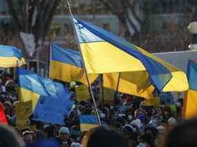Des milliers de personnes se rassemblent pour soutenir l'Ukraine devant l'Assemblée législative du Manitoba à Winnipeg le samedi 26 février 2022. Le groupe se mobilisait contre l'invasion russe de l'Ukraine.