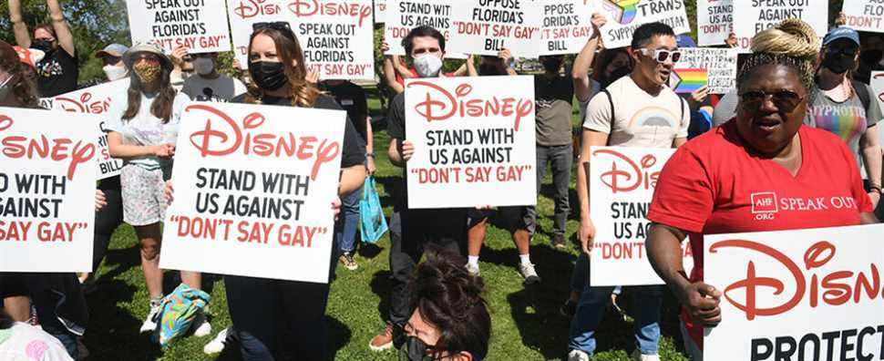 Les employés de Disney se rassemblent pour protester contre les retombées du projet de loi "Ne dites pas gay": "Cela a été vraiment douloureux et écrasant" Les plus populaires doivent lire Inscrivez-vous aux newsletters Variety