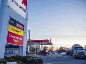 Un chauffeur de camion-citerne remplit les réservoirs d'essence de Petro-Canada dans le comté de Prince Edward.