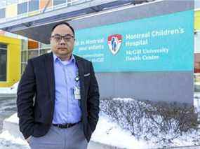Dr Donald Vinh, spécialiste des maladies infectieuses et microbiologiste médical au Centre universitaire de santé McGill, à l'extérieur de l'Hôpital de Montréal pour enfants, le 1er février 2022.